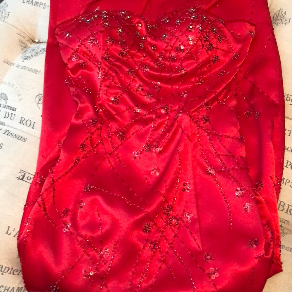 Red strapless evening gown size 8 - Picture 3 of 8